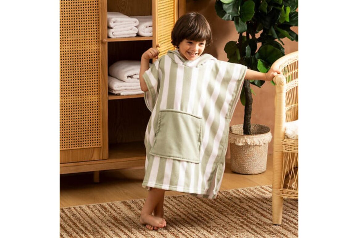 GREEN PONCHO BEACH POLY 55X70