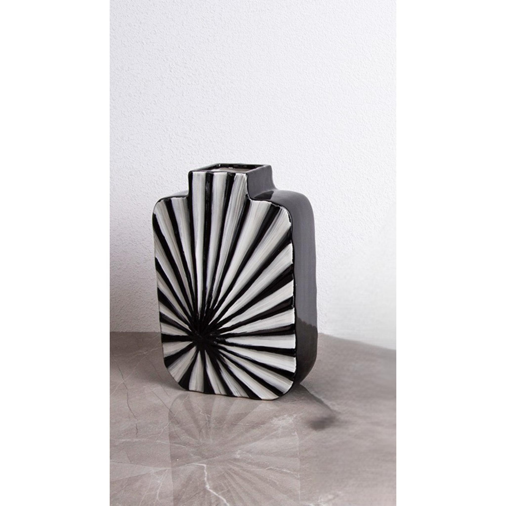 SHELL GRAIN CERAMIC VASE-A