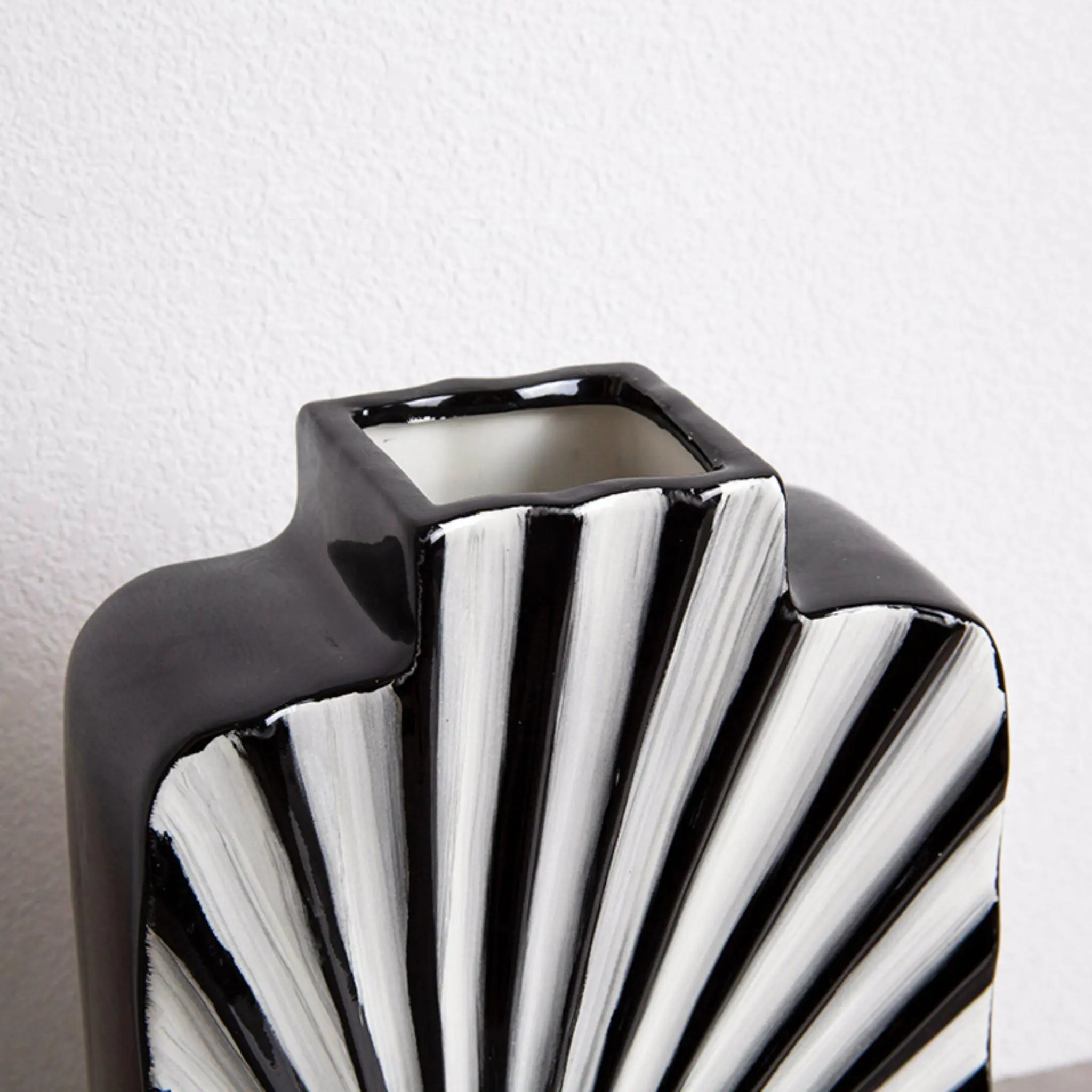 SHELL GRAIN CERAMIC VASE-A