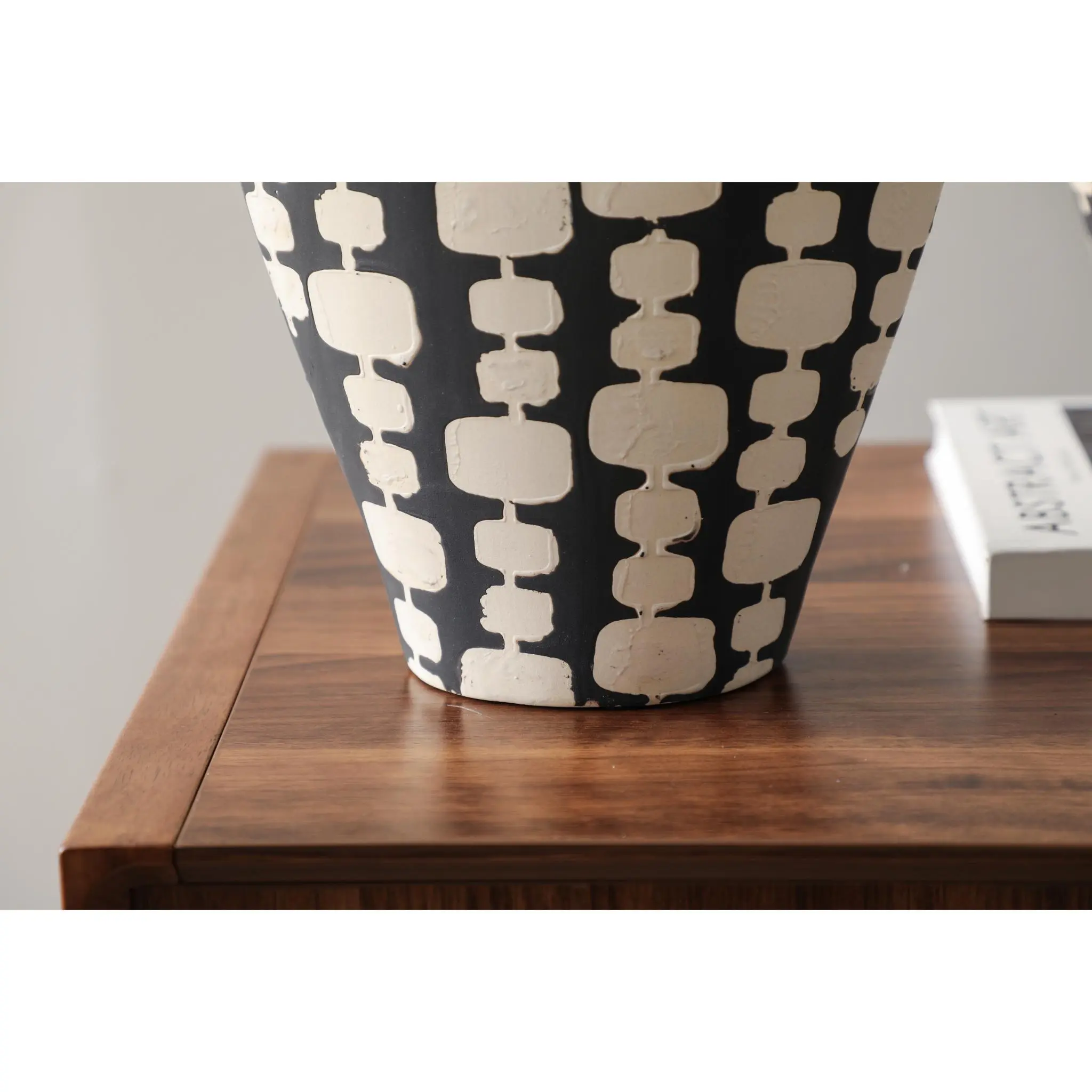 BLACK AND WHITE NARROW MOUTH